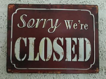 Metalen bord met prachtig geschilderde tekst: Sorry we're closed